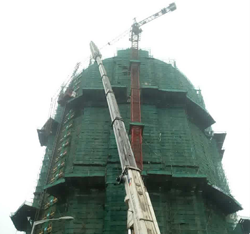 汤旺河吊车在工地上作业